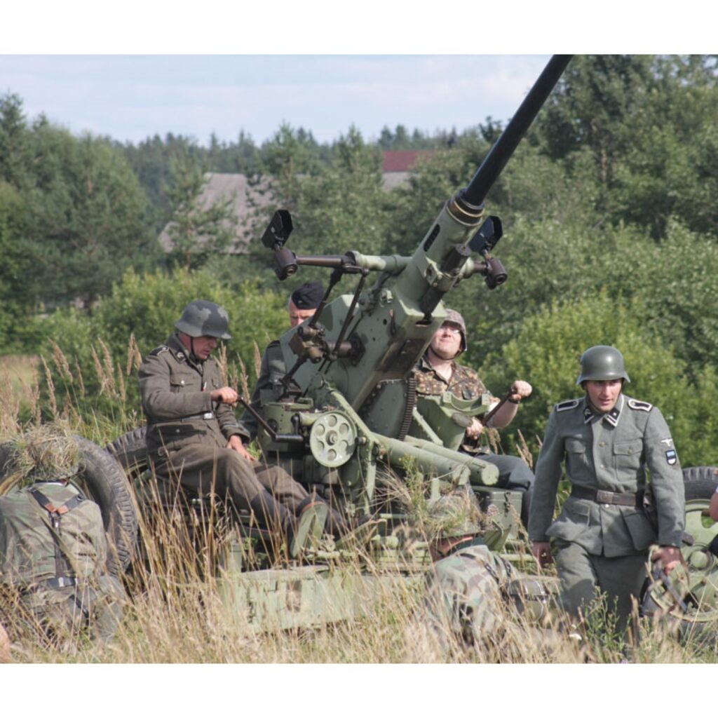 Piektdien un sestdien Valgā bija unikāls pasākums – I Starptautiskās kara vēstures dienas. To ietvaros notika vēstures tematiskā konference, pilsētas militārā ekskursija, kara inventāra un citu senlaicīgu priekšmetu gadatirgus, kara mašīnu...
Autors: Aldis Dubļāns