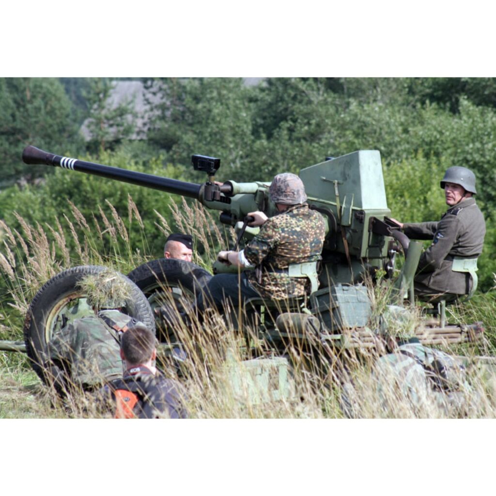 Piektdien un sestdien Valgā bija unikāls pasākums – I Starptautiskās kara vēstures dienas. To ietvaros notika vēstures tematiskā konference, pilsētas militārā ekskursija, kara inventāra un citu senlaicīgu priekšmetu gadatirgus, kara mašīnu...
Autors: Aldis Dubļāns