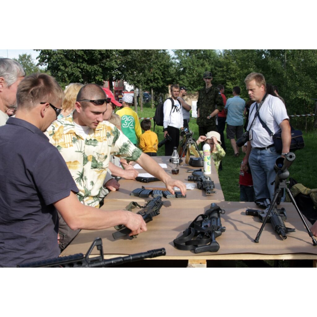 Piektdien un sestdien Valgā bija unikāls pasākums – I Starptautiskās kara vēstures dienas. To ietvaros notika vēstures tematiskā konference, pilsētas militārā ekskursija, kara inventāra un citu senlaicīgu priekšmetu gadatirgus, kara mašīnu...
Autors: Aldis Dubļāns