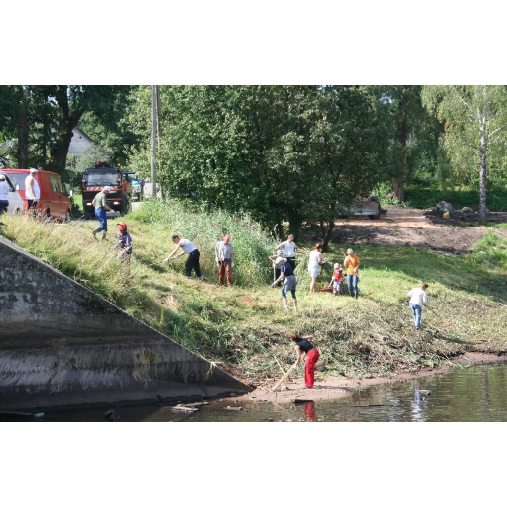 Šodien Valkā pie Sēlijas ielas tilta notiek tradicionālā Hipotēkas bankas Valkas filiāles sadarbībā ar Valkas novada domi rīkotā pilsētas sakopšanas talka “Mēs paši”. To atbalstīja vairāk nekā 100 talcinieki, kuri nenobijās no upes...
Autors: Inga Karpova