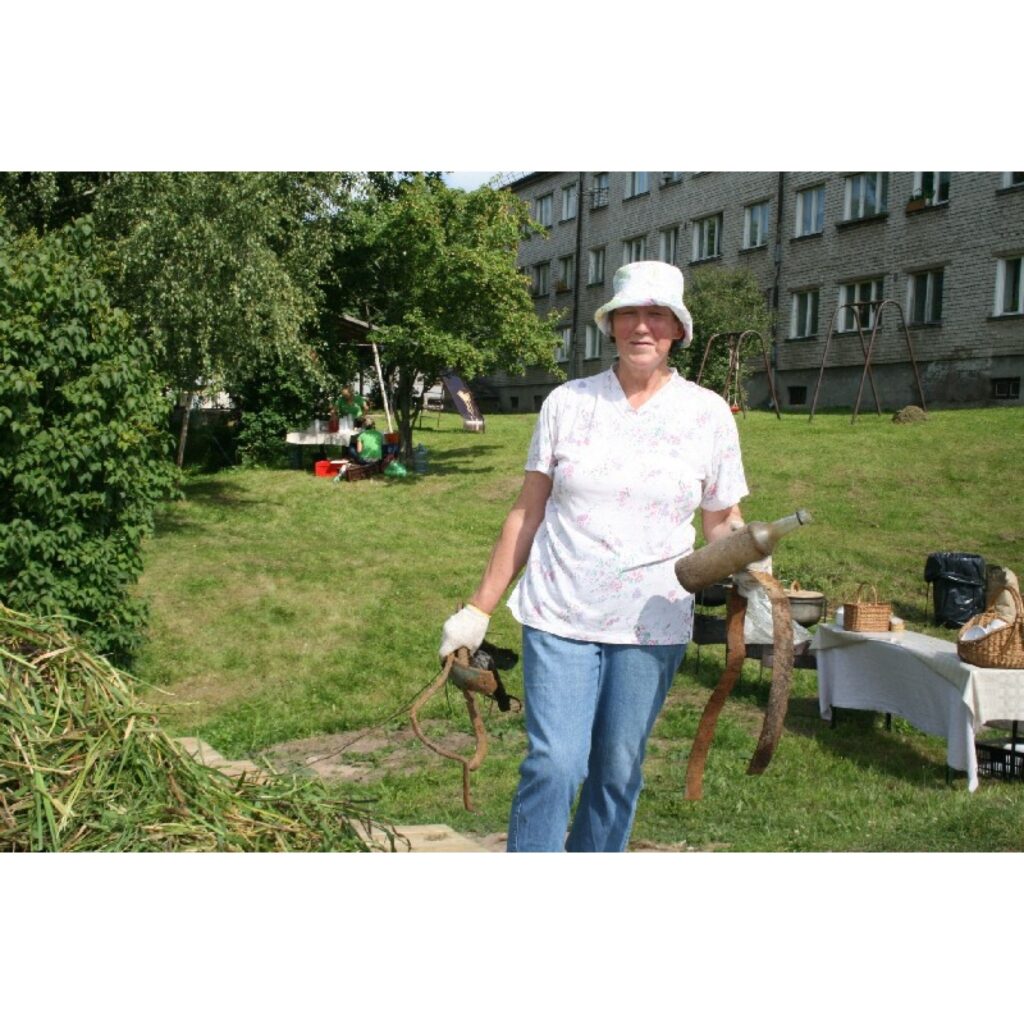Šodien Valkā pie Sēlijas ielas tilta notiek tradicionālā Hipotēkas bankas Valkas filiāles sadarbībā ar Valkas novada domi rīkotā pilsētas sakopšanas talka “Mēs paši”. To atbalstīja vairāk nekā 100 talcinieki, kuri nenobijās no upes...
Autors: Inga Karpova