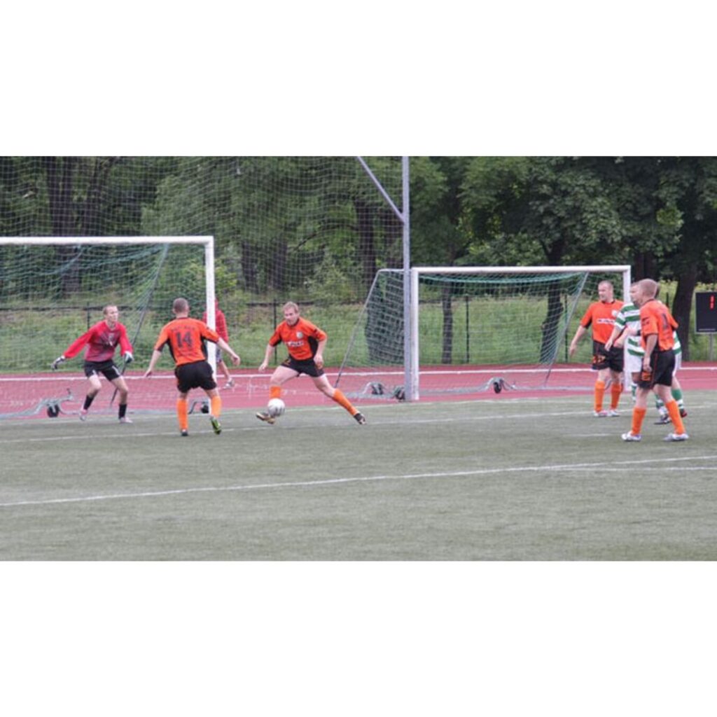 Notikušajā futbola mačā pret FK “Vecais Alberts”, kas ir pērnā gada Vidzemes 2. līgas labākā komanda, valcēnieši izcīnīja pārliecinošu uzvaru ar rezultātu 3:0.
Autors: Aldis Dubļāns