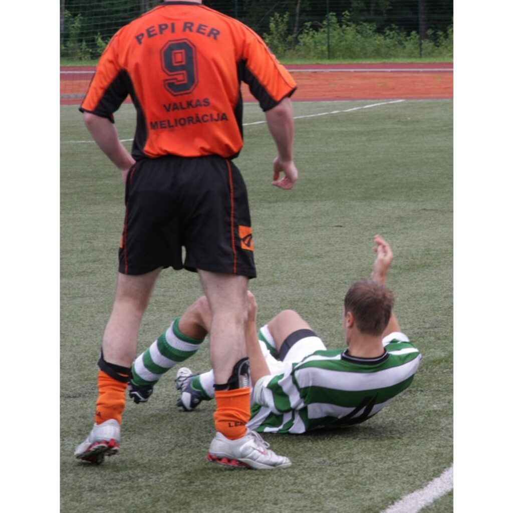 Notikušajā futbola mačā pret FK “Vecais Alberts”, kas ir pērnā gada Vidzemes 2. līgas labākā komanda, valcēnieši izcīnīja pārliecinošu uzvaru ar rezultātu 3:0.
Autors: Aldis Dubļāns