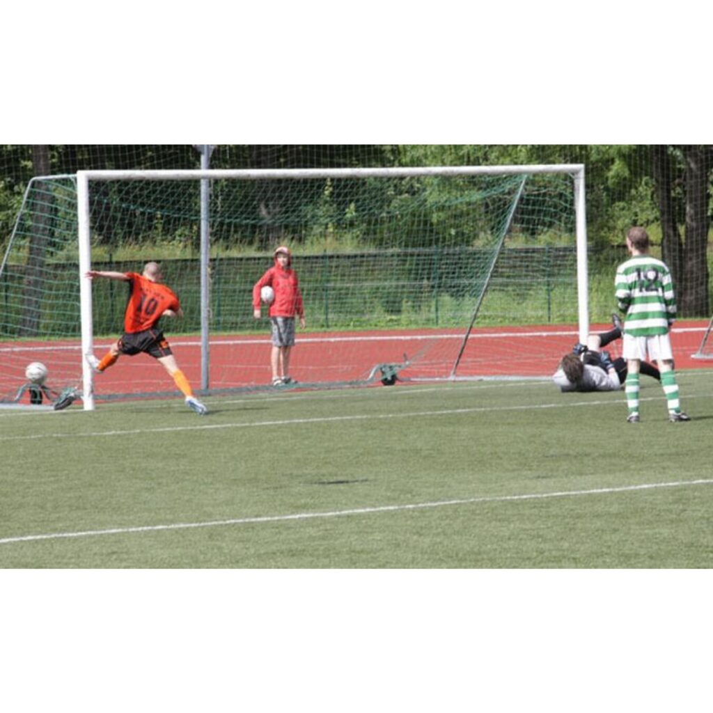 Notikušajā futbola mačā pret FK “Vecais Alberts”, kas ir pērnā gada Vidzemes 2. līgas labākā komanda, valcēnieši izcīnīja pārliecinošu uzvaru ar rezultātu 3:0.
Autors: Aldis Dubļāns