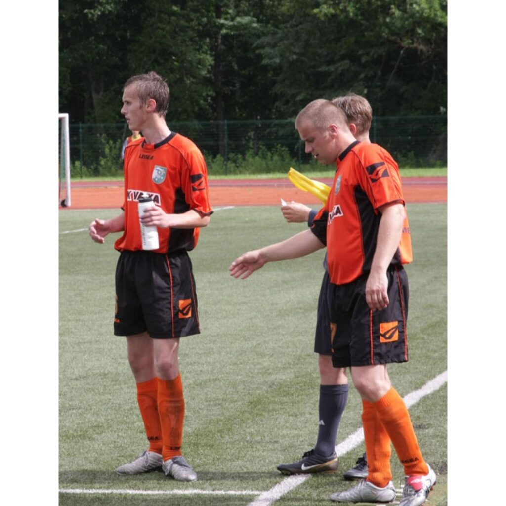 Notikušajā futbola mačā pret FK “Vecais Alberts”, kas ir pērnā gada Vidzemes 2. līgas labākā komanda, valcēnieši izcīnīja pārliecinošu uzvaru ar rezultātu 3:0.
Autors: Aldis Dubļāns