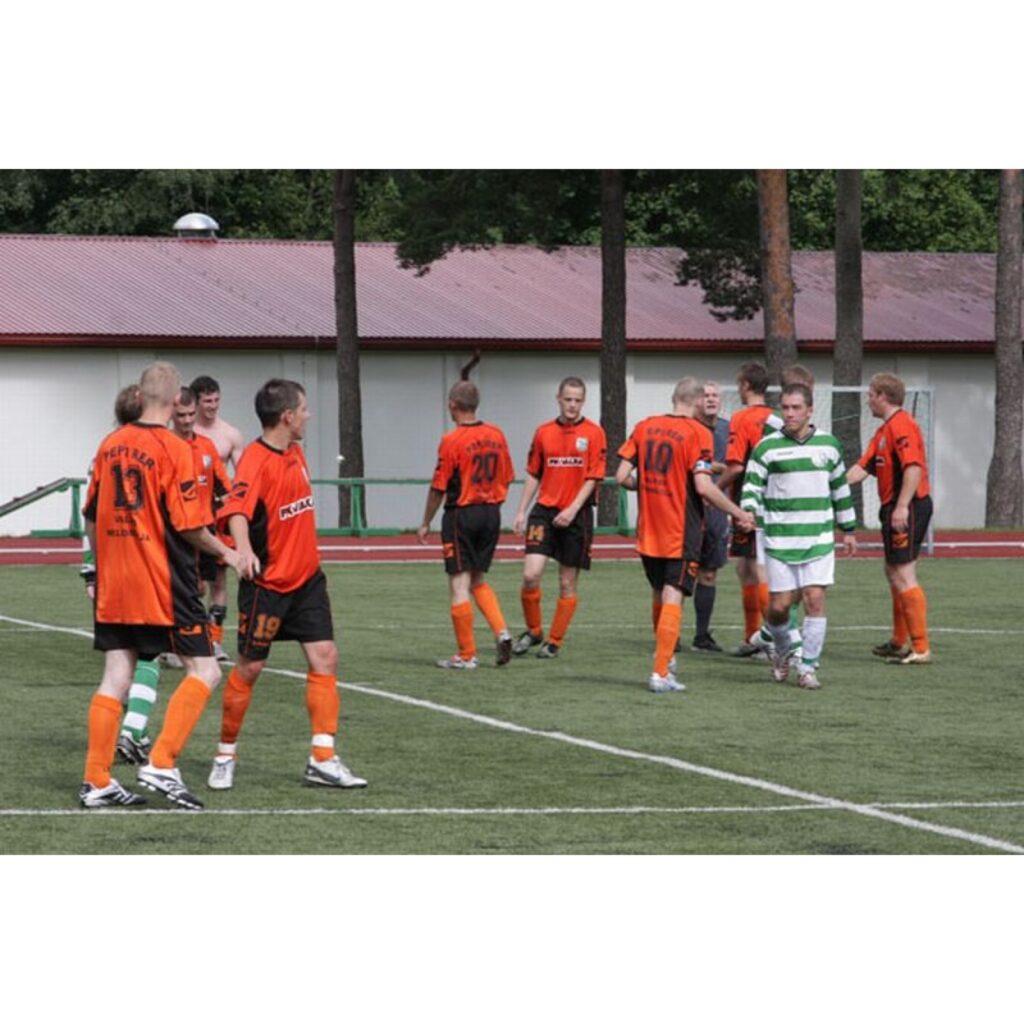 Notikušajā futbola mačā pret FK “Vecais Alberts”, kas ir pērnā gada Vidzemes 2. līgas labākā komanda, valcēnieši izcīnīja pārliecinošu uzvaru ar rezultātu 3:0.
Autors: Aldis Dubļāns