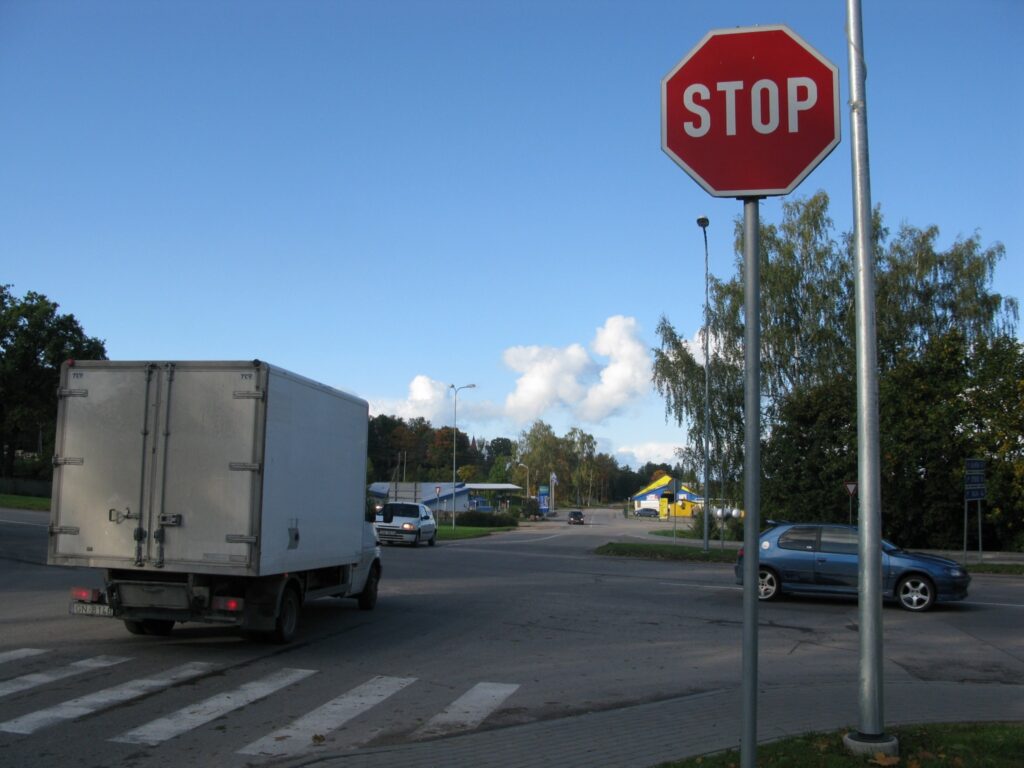  Ceļu policisti rosina pirms krustojuma rekonstrukcijas vismaz nomainīt zīmi “Stop” pret “Dodiet ceļu”, lai satiksme būtu vienmērīgāka.
Autors: Sandra Pētersone