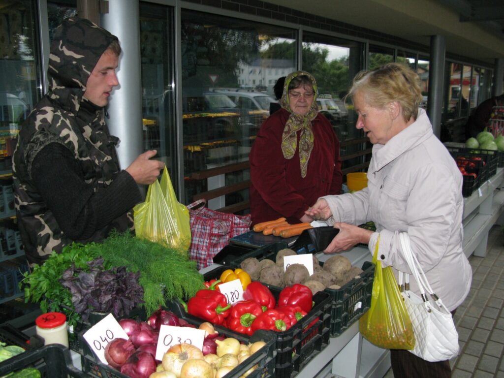 Smilteniete Anna Vimba ievērojusi, ka Rīgā, Centrāltirgū, ne viens vien produkts  maksā lētāk, nekā Smiltenes tirdziņā (attēlā). “Būtu jauki, ja pilsētā būtu īsts tirgus,” spriež pircēja. 
Autors: Sandra Pētersone