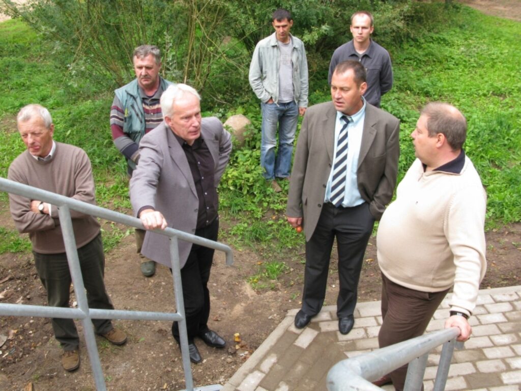 Strenču novada domes izpilddirektoram Aivaram Auniņam (no kreisās) un domes priekšsēdētājam Jānim Pētersonam Plāņos šovasar padarīto sīki izskaidro būvuzraugs Aivars Kalniņš, - arī to, kādas pārmaiņas notikušas tautas namā. 
Autors: Sandra Pētersone