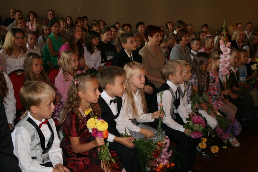 To, ka mūzikas skola bērniem vajadzīga, apliecināja ar audzēkņiem un vecākiem pilnā zāle. 
Autors: Aivars Zilbers