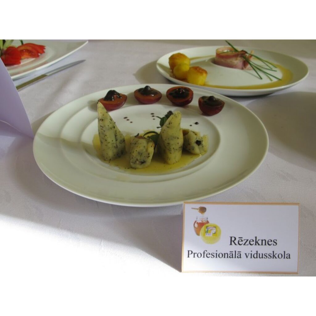 Vakar Jāņmuižas profesionālajā vidusskolā pulcējās desmit pavāru dueti no visas Latvijas, lai noskaidrotu, kurš ir prasmīgākais ēdiena pagatavošanā, izmantojot medu un sieru. Uzvarētāju laurus plūca Valmieras 36. arodvidusskolas pedagogu...
Autors: Sarmīte Ozola