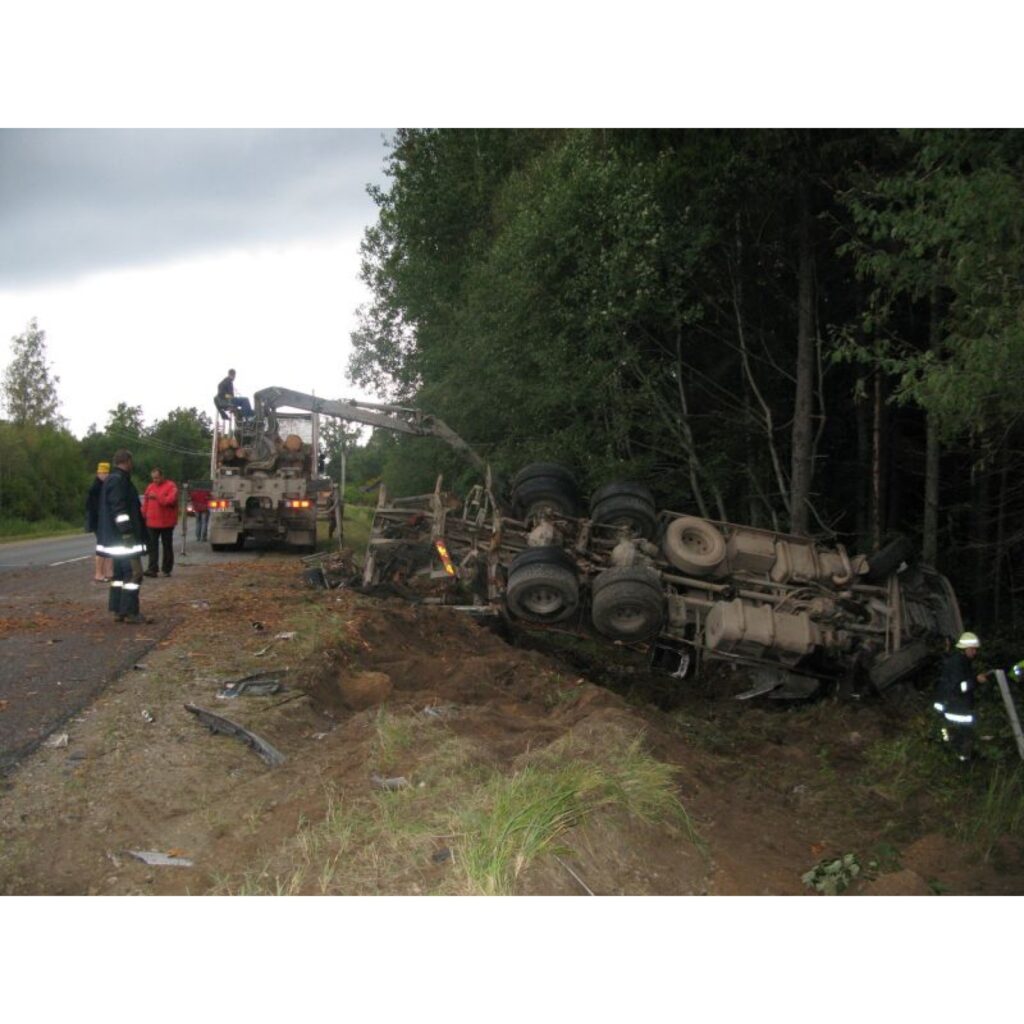 Smaga autoavārija šorīt notikusi uz autoceļa Smiltene - Gulbene. Divu smago automašīnu sadursme notikusi Launkalnes pagastā pie Vārniņām. Negadījumā ir viens bojā gājušais un cietušie. Notikuma vietā strādā Valsts Ugunsdzēsības un...
Autors: Santa Sinka