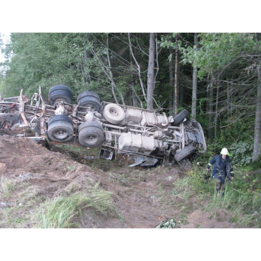 Smaga autoavārija šorīt notikusi uz autoceļa Smiltene - Gulbene. Divu smago automašīnu sadursme notikusi Launkalnes pagastā pie Vārniņām. Negadījumā ir viens bojā gājušais un cietušie. Notikuma vietā strādā Valsts Ugunsdzēsības un...
Autors: Santa Sinka