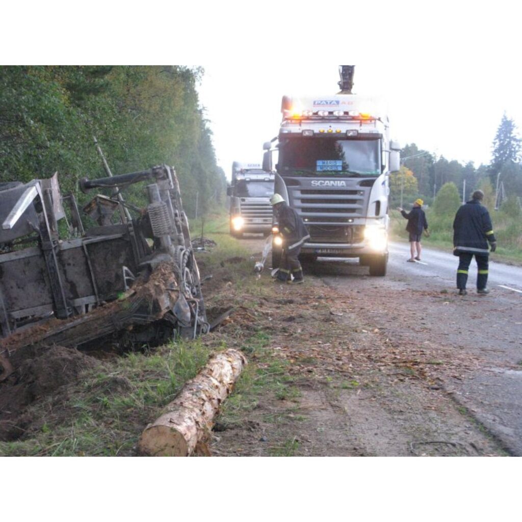 Smaga autoavārija šorīt notikusi uz autoceļa Smiltene - Gulbene. Divu smago automašīnu sadursme notikusi Launkalnes pagastā pie Vārniņām. Negadījumā ir viens bojā gājušais un cietušie. Notikuma vietā strādā Valsts Ugunsdzēsības un...
Autors: Santa Sinka