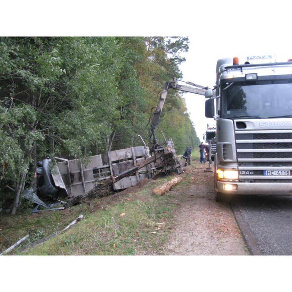 Smaga autoavārija šorīt notikusi uz autoceļa Smiltene - Gulbene. Divu smago automašīnu sadursme notikusi Launkalnes pagastā pie Vārniņām. Negadījumā ir viens bojā gājušais un cietušie. Notikuma vietā strādā Valsts Ugunsdzēsības un...
Autors: Santa Sinka