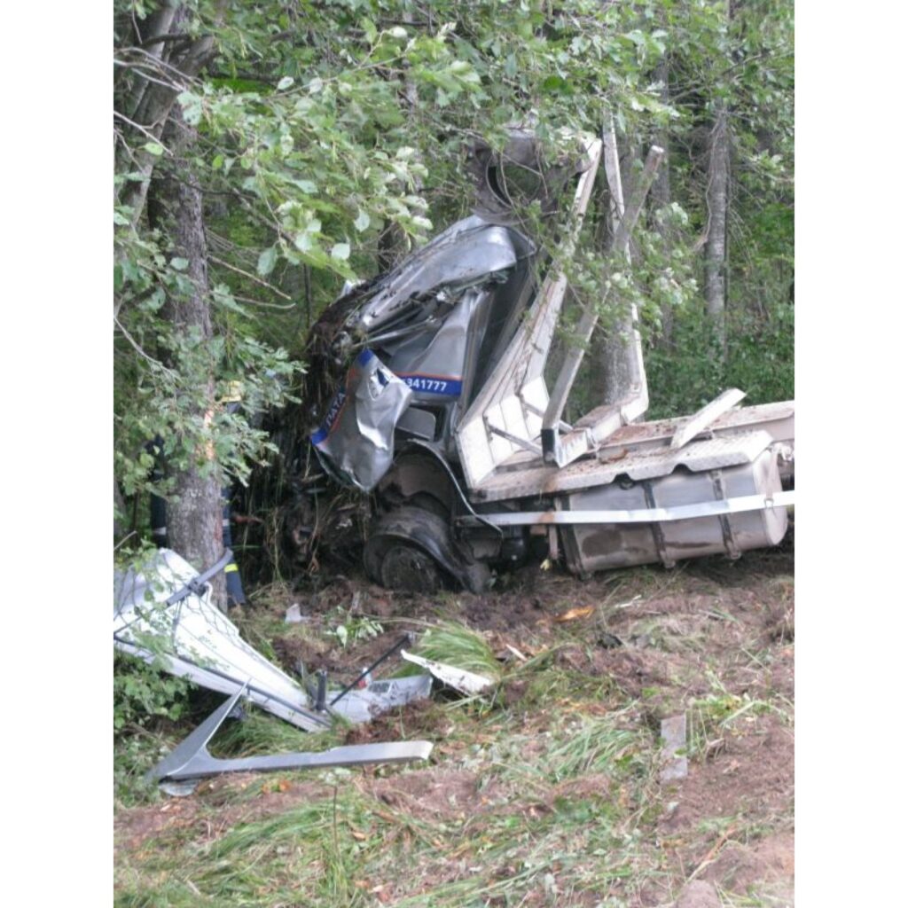 Smaga autoavārija šorīt notikusi uz autoceļa Smiltene - Gulbene. Divu smago automašīnu sadursme notikusi Launkalnes pagastā pie Vārniņām. Negadījumā ir viens bojā gājušais un cietušie. Notikuma vietā strādā Valsts Ugunsdzēsības un...
Autors: Santa Sinka