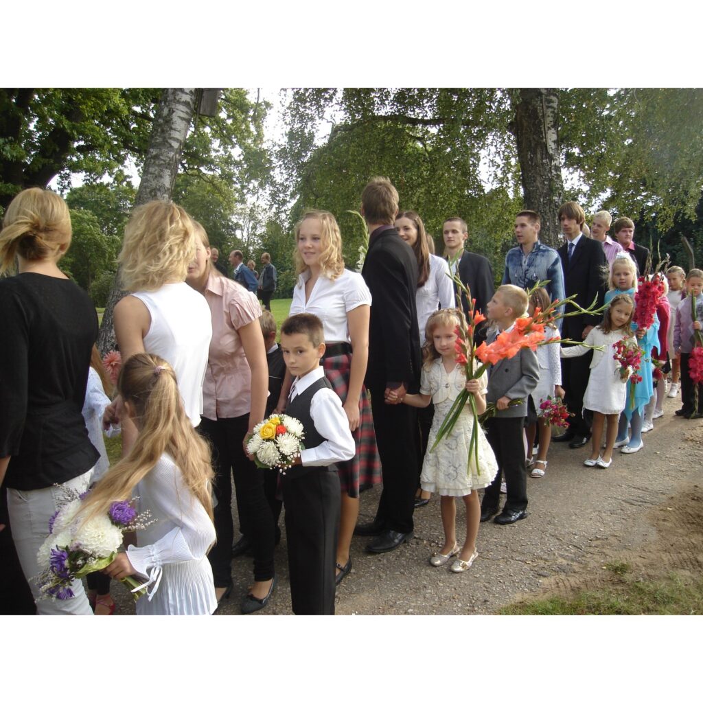 Smaidi, ziedi un gaišums. Tā trīs vārdos var raksturot gaisotni, kas valdīja Smiltenes Centra vidusskolā Zinību dienas svinīgajā pasākumā. Smiltenes novada otra lielākā skola ar cerību skatās nākotnē, jo skolotāji ir smaidīgi, bērni...
Autors: Sarmīte Ozola