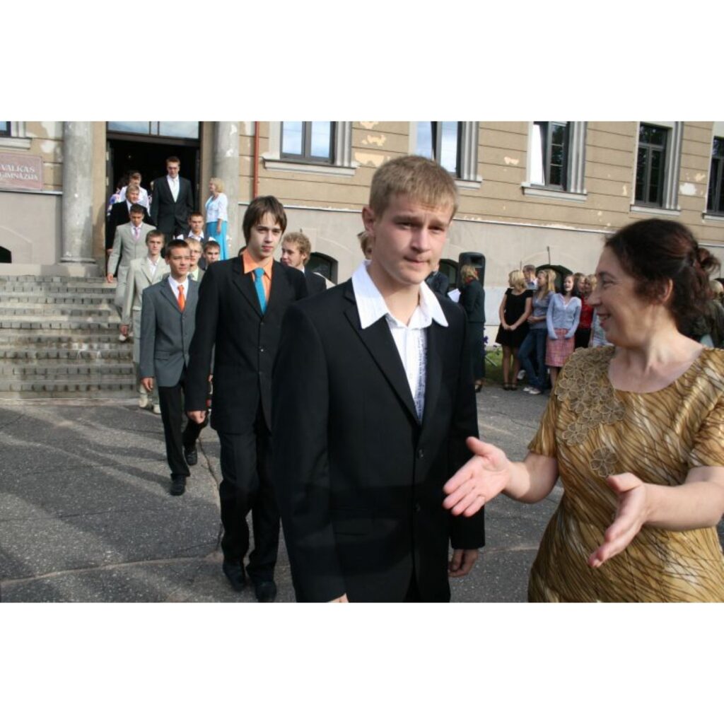 Emocionāli ļoti piesātināts bija 1. septembris Valkas ģimnāzijā. Prieks par atkalredzēšanos, skumjas par vasaras brīvlaika beigām, satraukums par nākotni un neapmierinātība, ka nav pirmīšu, ko divpadsmitajiem ievest skolā! Kā kompensācija...
Autors: Ingūna Johansone