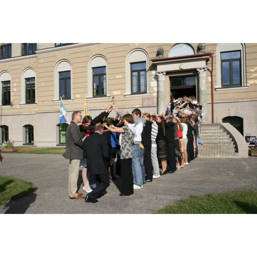 Emocionāli ļoti piesātināts bija 1. septembris Valkas ģimnāzijā. Prieks par atkalredzēšanos, skumjas par vasaras brīvlaika beigām, satraukums par nākotni un neapmierinātība, ka nav pirmīšu, ko divpadsmitajiem ievest skolā! Kā kompensācija...
Autors: Ingūna Johansone