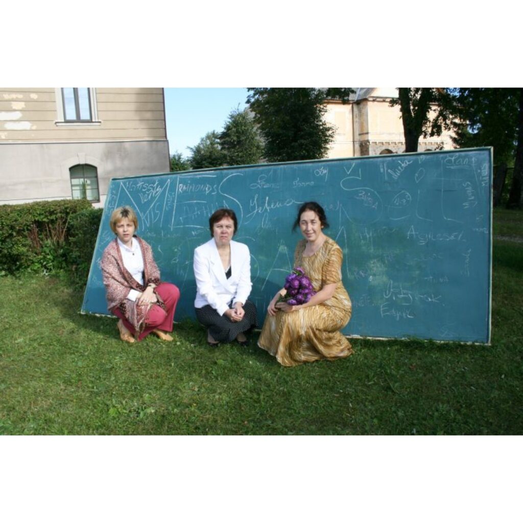 Emocionāli ļoti piesātināts bija 1. septembris Valkas ģimnāzijā. Prieks par atkalredzēšanos, skumjas par vasaras brīvlaika beigām, satraukums par nākotni un neapmierinātība, ka nav pirmīšu, ko divpadsmitajiem ievest skolā! Kā kompensācija...
Autors: Ingūna Johansone