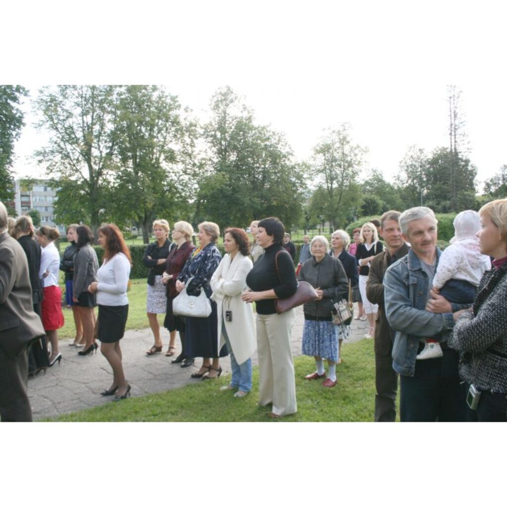 Emocionāli ļoti piesātināts bija 1. septembris Valkas ģimnāzijā. Prieks par atkalredzēšanos, skumjas par vasaras brīvlaika beigām, satraukums par nākotni un neapmierinātība, ka nav pirmīšu, ko divpadsmitajiem ievest skolā! Kā kompensācija...
Autors: Ingūna Johansone
