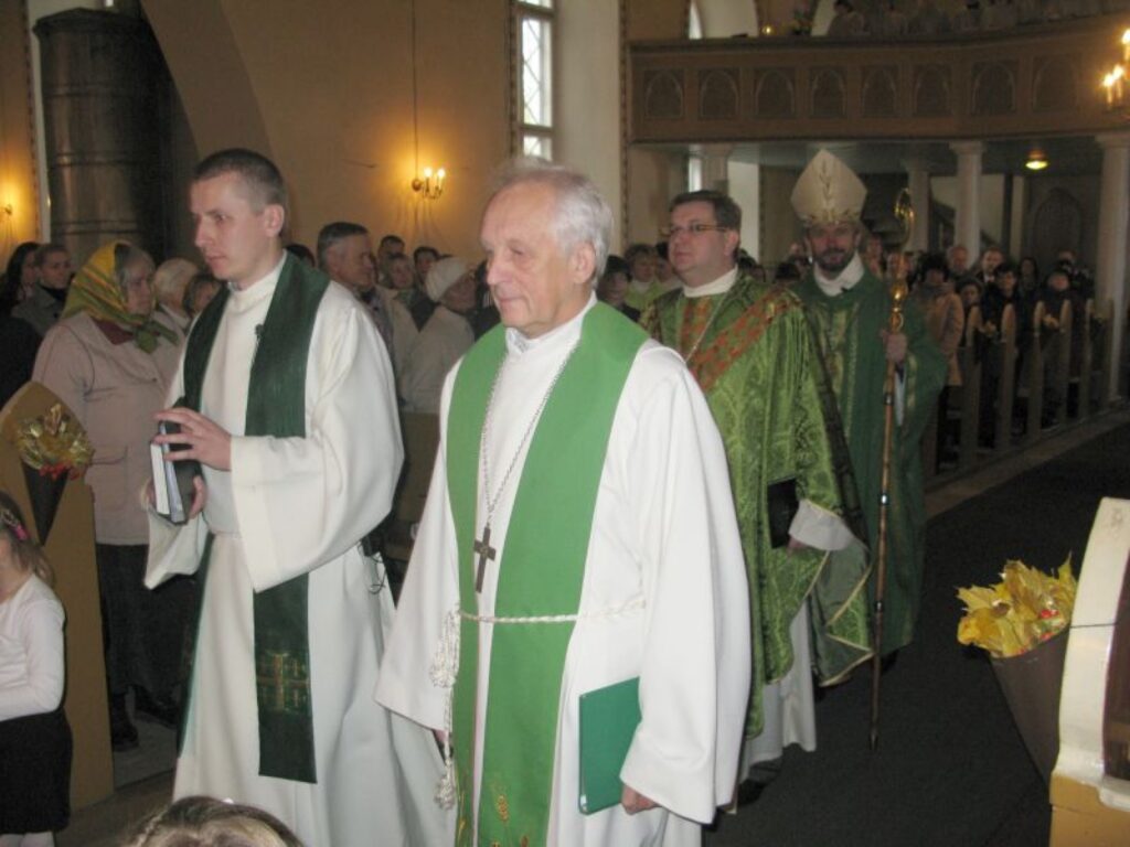 Kopā ar Smiltenes luterāņu draudzes jauno mācītāju Jāni Cepurīti (no kreisās) svētku dievkalpojumā bija baznīcas augstas amatpersonas: arhibīskaps Jānis Vanags (aizmugurē), draudžu lietu vadītājs Andris Krauliņš un Cēsu iecirkņa prāvests Ziedonis Kārlis Varts.
Autors: Sandra Pētersone