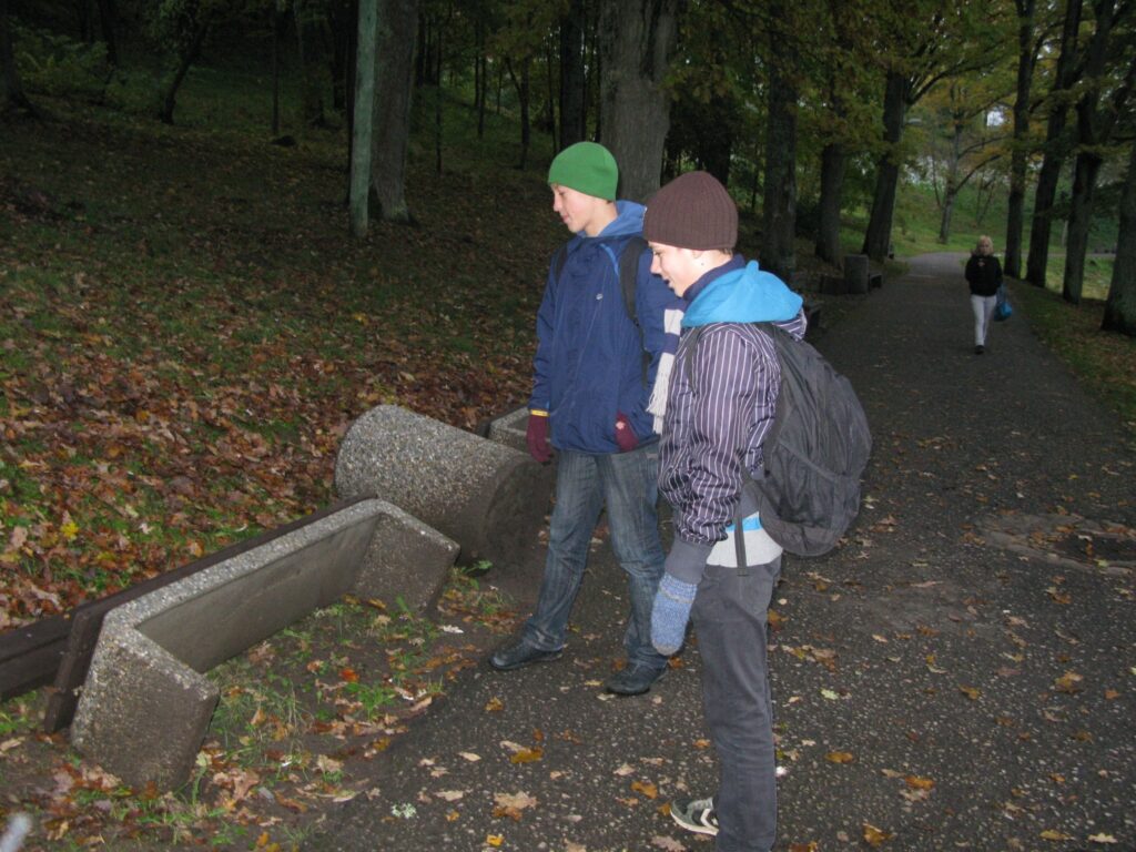 Otrdienas rītā, ejot uz skolu, Vecajā parkā apgāztos solus pamanīja arī Jēkabs Rancāns (no kreisās) un Pēteris Ķepītis. Zēni stāsta, ka šajā vietā parkā vakarā ir melna tumsa.
Autors: Sandra Pētersone