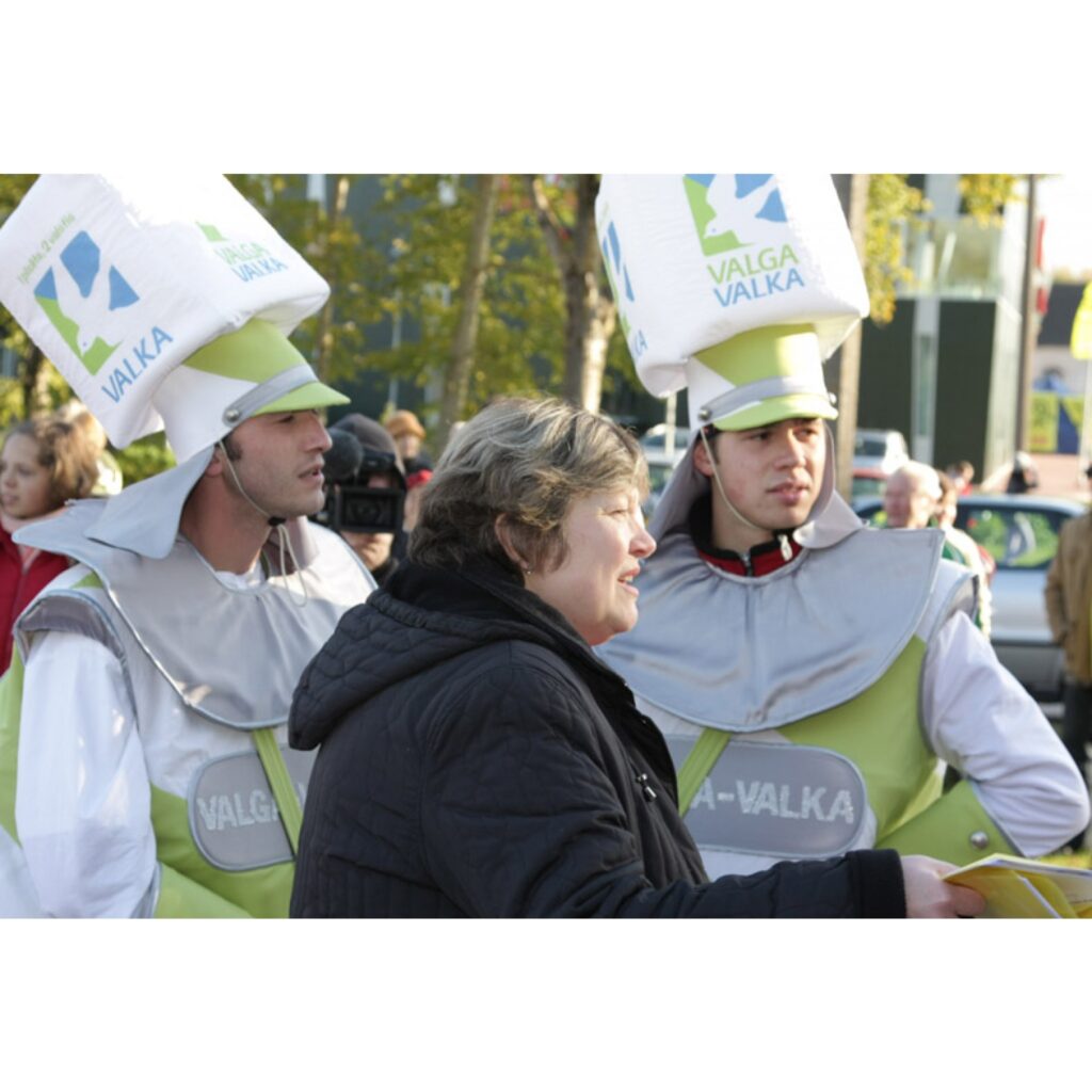Sestdien jau kopš pulksten 14.00 pie Valkas un Valgas robežpunkta Rīgas un Raja ielā valdīja liela rosība, jo notika orientēšanas pārgājiens ar sešiem kontrolpunktiem, kurā piedalījās ne tikai individuālie orientieristi, bet ar visām...
Autors: Aldis Dubļāns