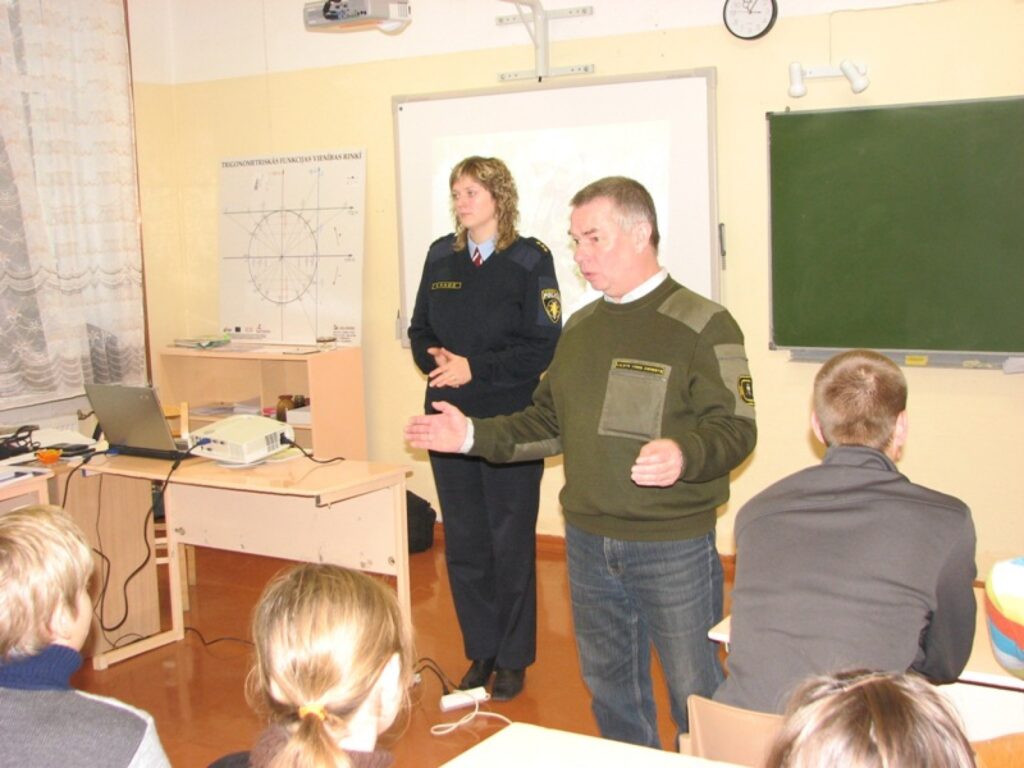 Vidzemes reģiona Prevencijas grupas vecākā inspektore Vineta Kaģe un Vides valsts dienesta vecākais inspektors Uldis Lencbergs nodarbības laikā Līgatnes vidusskolā.