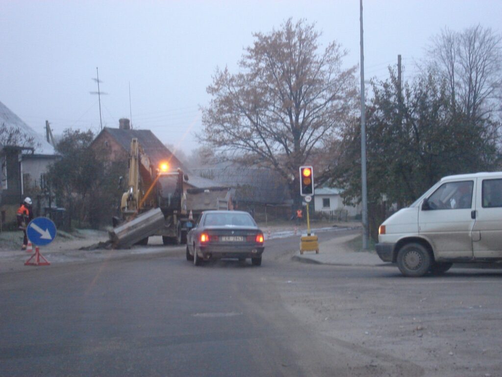 Pirmdiena, 2. novembris. Luksoforā deg sarkanā gaisma. To ignorēdami uz leju aizbrauca 4 auto, bet BMW vadītājs par apstāšanās vietu izvēlas joslu, pa kuru brauc no pilsētas centra braucošie.
Autors: Sarmīte Ozola