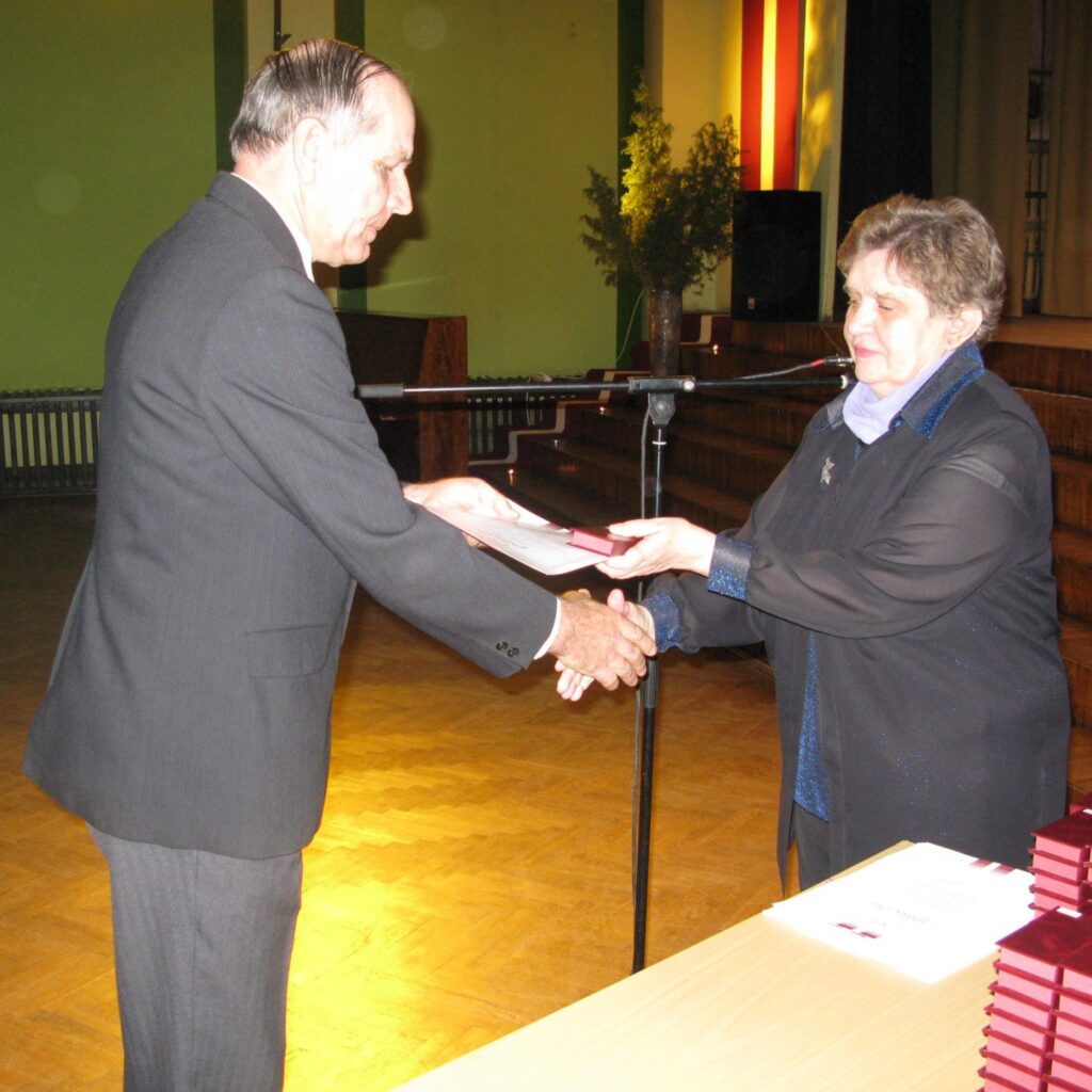 1991. gada barikāžu dalībnieka piemiņas zīme ir Latvijas valsts apbalvojums, kas izveidots, lai godinātu aktīvos Latvijas neatkarības aizstāvjus par 1991. gada janvārī un augustā parādīto drošsirdību, pašaizliedzību un iniciatīvu, par...
Autors: Sarmīte Ozola