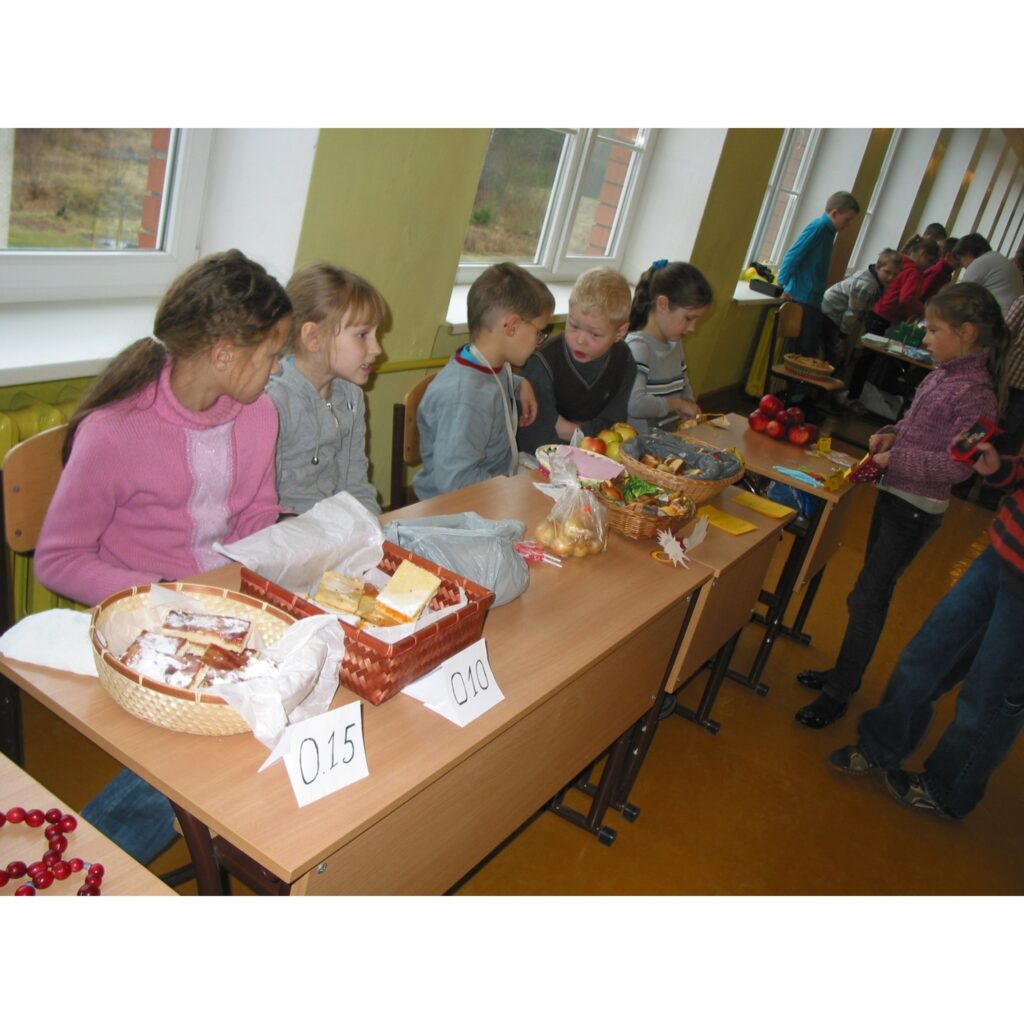Šodien Valkas pamatskolas 2. un 3. stāva gaiteņi bija pārvērtušies par jautru tirgus placi, kur sākumklašu skolēni pārdeva mājās pašceptas un pašgatavotas lietas. Tirdziņā netrūka ne gardu kūku, ne vafeļu, ne cepumu, ne dažādu ievārījumu...
Autors: Inga Karpova