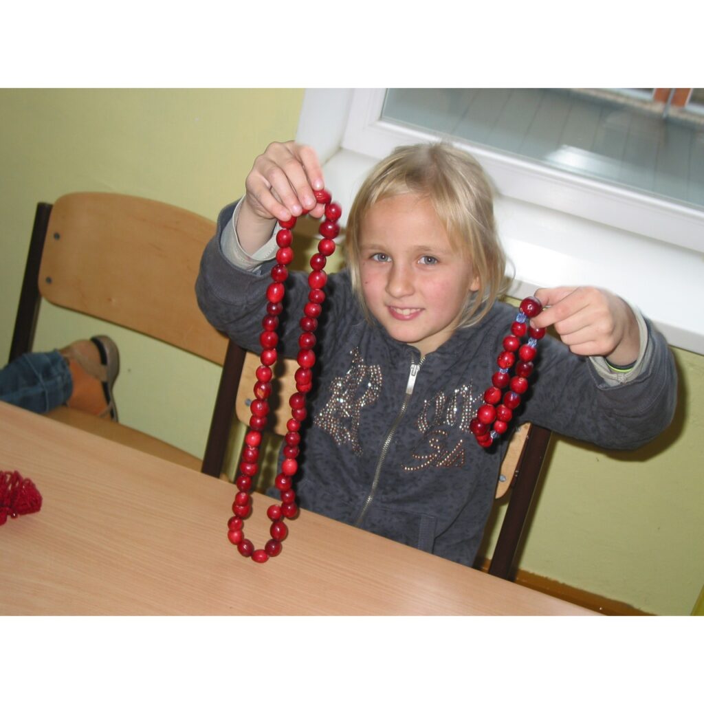 Šodien Valkas pamatskolas 2. un 3. stāva gaiteņi bija pārvērtušies par jautru tirgus placi, kur sākumklašu skolēni pārdeva mājās pašceptas un pašgatavotas lietas. Tirdziņā netrūka ne gardu kūku, ne vafeļu, ne cepumu, ne dažādu ievārījumu...
Autors: Inga Karpova