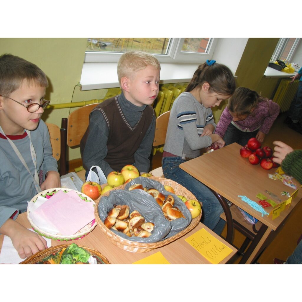 Šodien Valkas pamatskolas 2. un 3. stāva gaiteņi bija pārvērtušies par jautru tirgus placi, kur sākumklašu skolēni pārdeva mājās pašceptas un pašgatavotas lietas. Tirdziņā netrūka ne gardu kūku, ne vafeļu, ne cepumu, ne dažādu ievārījumu...
Autors: Inga Karpova