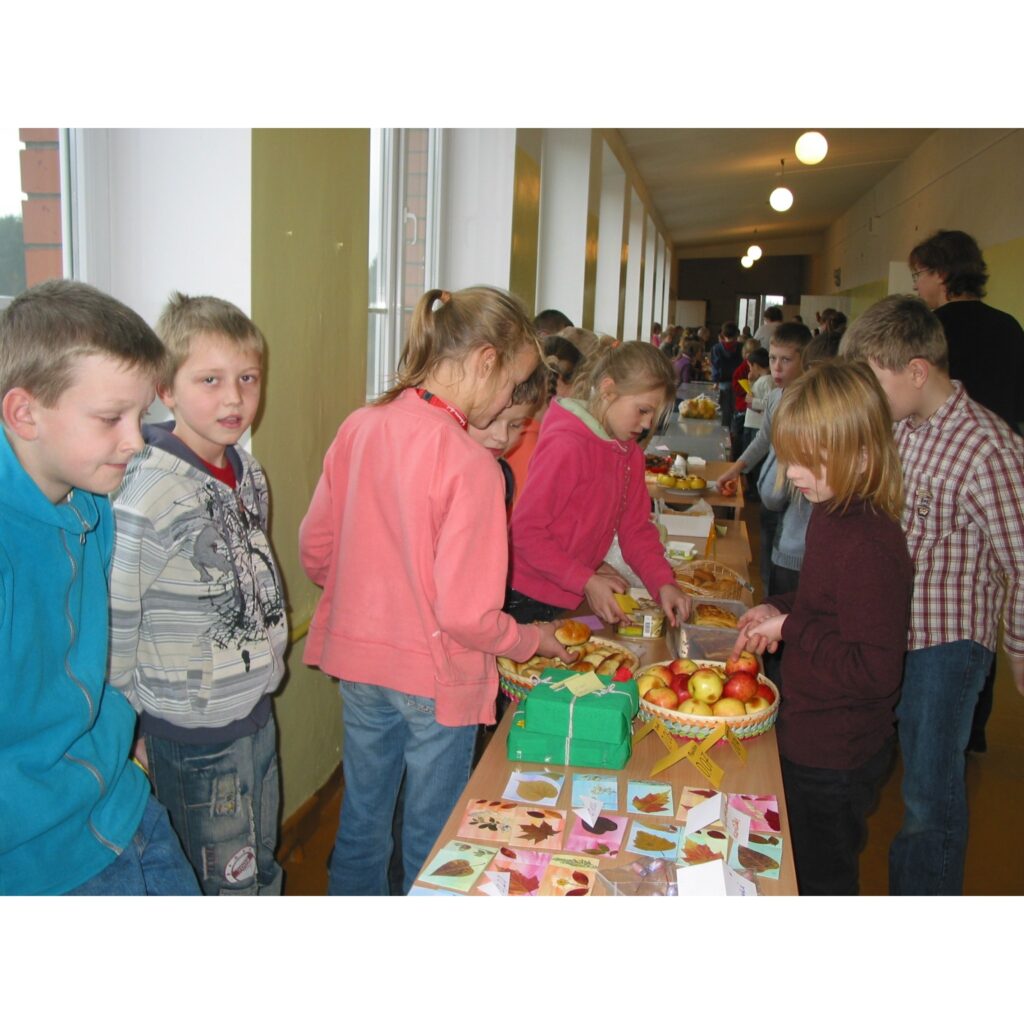 Šodien Valkas pamatskolas 2. un 3. stāva gaiteņi bija pārvērtušies par jautru tirgus placi, kur sākumklašu skolēni pārdeva mājās pašceptas un pašgatavotas lietas. Tirdziņā netrūka ne gardu kūku, ne vafeļu, ne cepumu, ne dažādu ievārījumu...
Autors: Inga Karpova