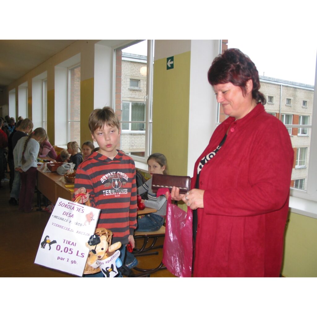 Šodien Valkas pamatskolas 2. un 3. stāva gaiteņi bija pārvērtušies par jautru tirgus placi, kur sākumklašu skolēni pārdeva mājās pašceptas un pašgatavotas lietas. Tirdziņā netrūka ne gardu kūku, ne vafeļu, ne cepumu, ne dažādu ievārījumu...
Autors: Inga Karpova