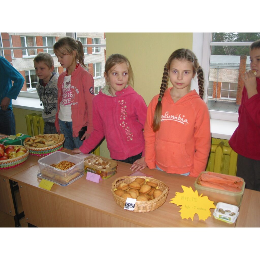 Šodien Valkas pamatskolas 2. un 3. stāva gaiteņi bija pārvērtušies par jautru tirgus placi, kur sākumklašu skolēni pārdeva mājās pašceptas un pašgatavotas lietas. Tirdziņā netrūka ne gardu kūku, ne vafeļu, ne cepumu, ne dažādu ievārījumu...
Autors: Inga Karpova