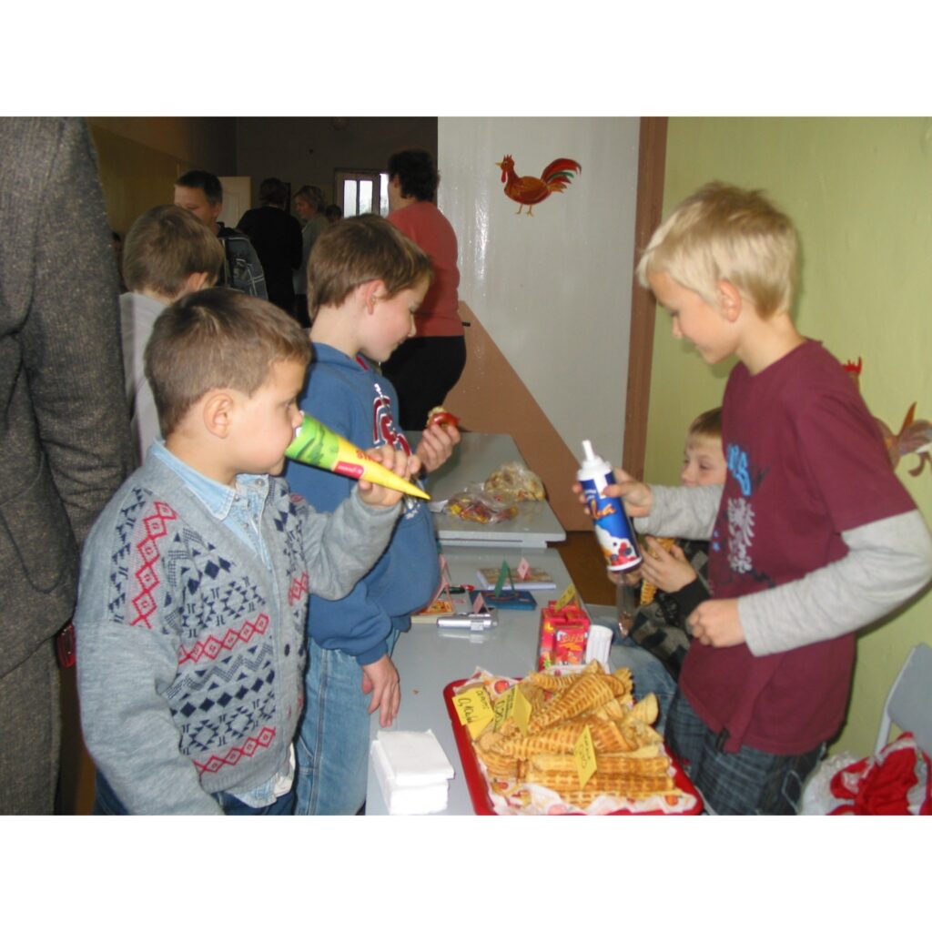 Šodien Valkas pamatskolas 2. un 3. stāva gaiteņi bija pārvērtušies par jautru tirgus placi, kur sākumklašu skolēni pārdeva mājās pašceptas un pašgatavotas lietas. Tirdziņā netrūka ne gardu kūku, ne vafeļu, ne cepumu, ne dažādu ievārījumu...
Autors: Inga Karpova