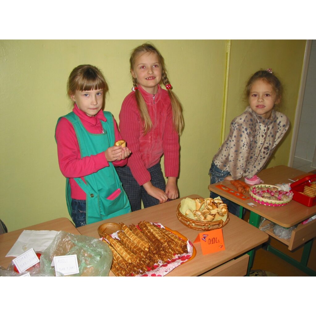 Šodien Valkas pamatskolas 2. un 3. stāva gaiteņi bija pārvērtušies par jautru tirgus placi, kur sākumklašu skolēni pārdeva mājās pašceptas un pašgatavotas lietas. Tirdziņā netrūka ne gardu kūku, ne vafeļu, ne cepumu, ne dažādu ievārījumu...
Autors: Inga Karpova