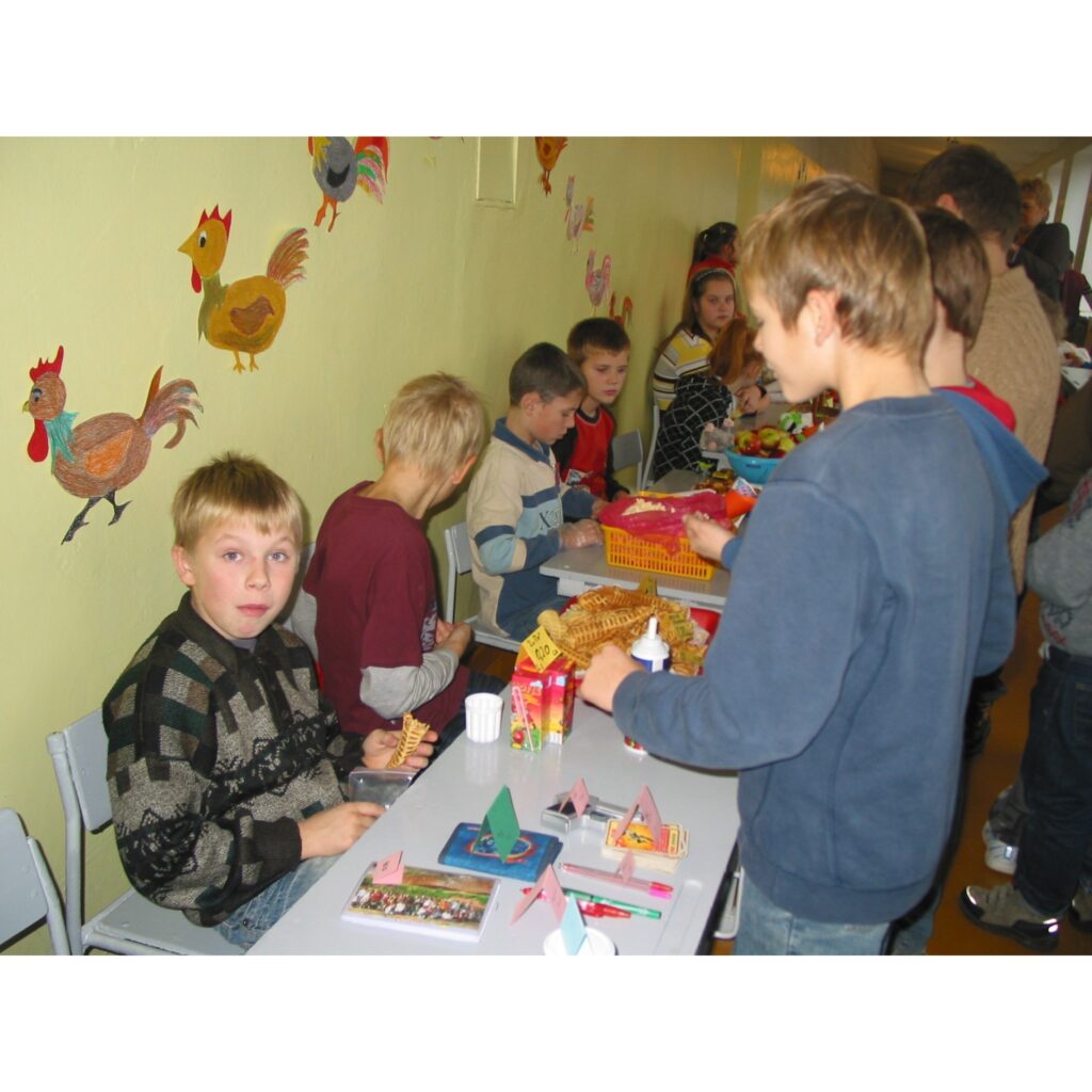 Šodien Valkas pamatskolas 2. un 3. stāva gaiteņi bija pārvērtušies par jautru tirgus placi, kur sākumklašu skolēni pārdeva mājās pašceptas un pašgatavotas lietas. Tirdziņā netrūka ne gardu kūku, ne vafeļu, ne cepumu, ne dažādu ievārījumu...
Autors: Inga Karpova