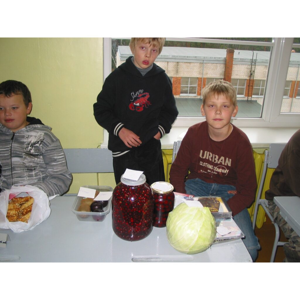 Šodien Valkas pamatskolas 2. un 3. stāva gaiteņi bija pārvērtušies par jautru tirgus placi, kur sākumklašu skolēni pārdeva mājās pašceptas un pašgatavotas lietas. Tirdziņā netrūka ne gardu kūku, ne vafeļu, ne cepumu, ne dažādu ievārījumu...
Autors: Inga Karpova