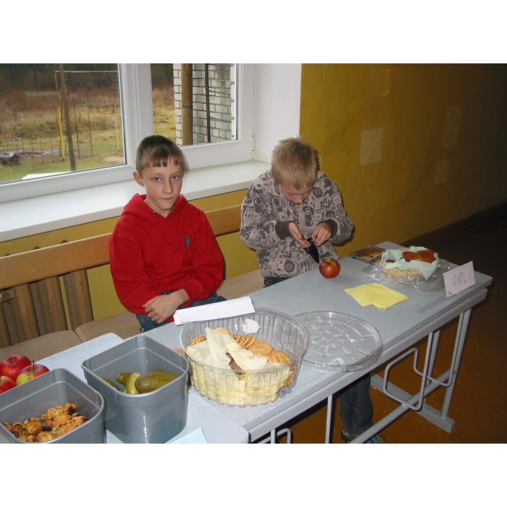 Šodien Valkas pamatskolas 2. un 3. stāva gaiteņi bija pārvērtušies par jautru tirgus placi, kur sākumklašu skolēni pārdeva mājās pašceptas un pašgatavotas lietas. Tirdziņā netrūka ne gardu kūku, ne vafeļu, ne cepumu, ne dažādu ievārījumu...
Autors: Inga Karpova