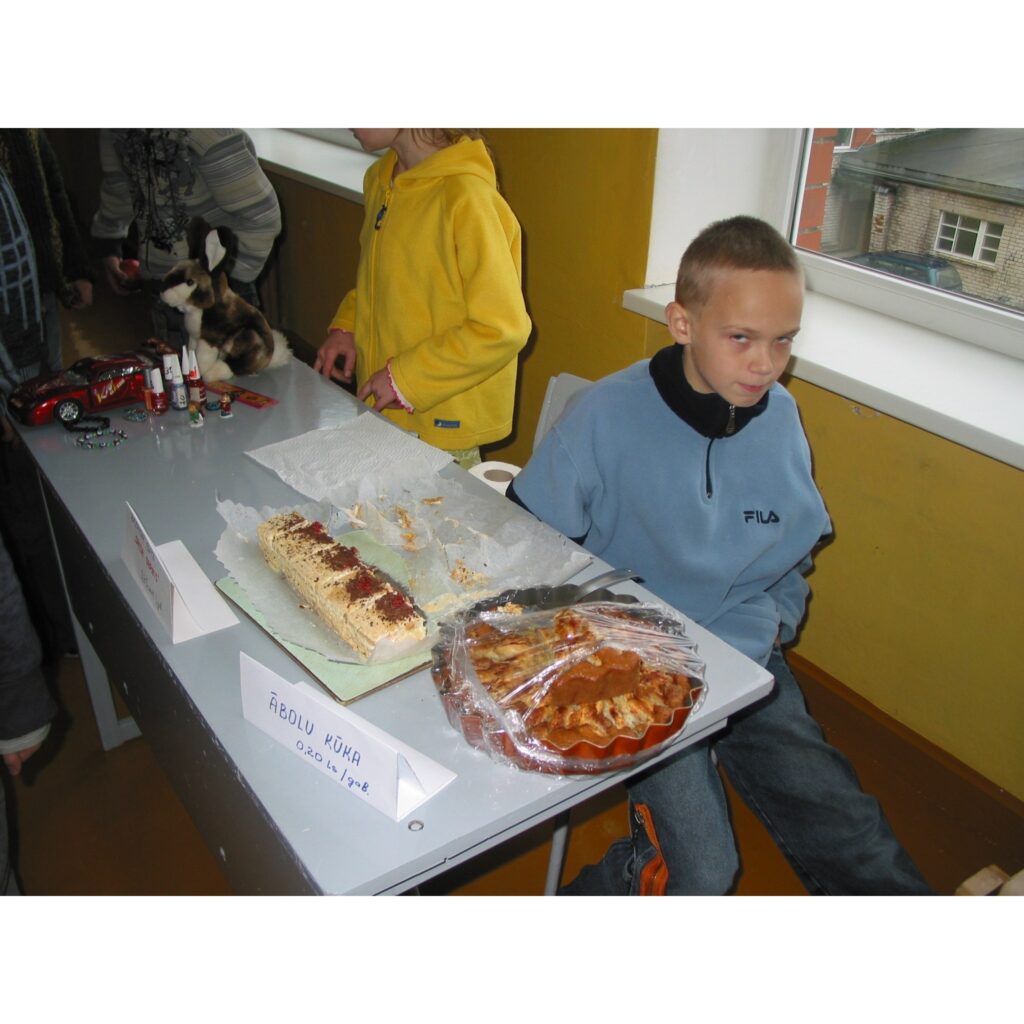 Šodien Valkas pamatskolas 2. un 3. stāva gaiteņi bija pārvērtušies par jautru tirgus placi, kur sākumklašu skolēni pārdeva mājās pašceptas un pašgatavotas lietas. Tirdziņā netrūka ne gardu kūku, ne vafeļu, ne cepumu, ne dažādu ievārījumu...
Autors: Inga Karpova