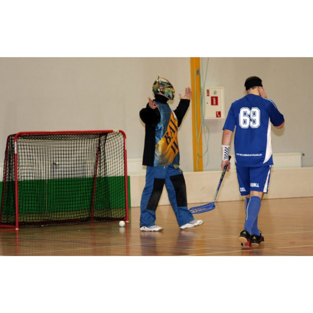 Florbola spēles Valkā nedēļas nogalē - piektdien, sestdien un svētdien. Spēlēja FK "Valka" U 18 grupa, veterāni, U 14 un U 12. Plašāka publikācija būs ceturtdienas, 12. novembra, laikrakstā "Ziemeļlatvija".
Autors: Aldis Dubļāns