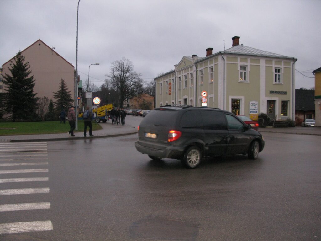 Kaut arī Dārza un Pils ielas krustojumā jau šā gada sākumā notika automašīnu sadursme un bija cietušais, J. Vehi uzsver, ka ceļu satiksmes organizācija šajā vietā ir laba. “Vaina bieži ir tajā, ka cilvēki sēžas pie stūres un brauc alkohola reibumā, kā arī rupji neievēro ceļu satiksmes noteikumus,” uzsver policists. (Fotogrāfijai ir tikai ilustrējoša nozīme)
Autors: Sandra Pētersone