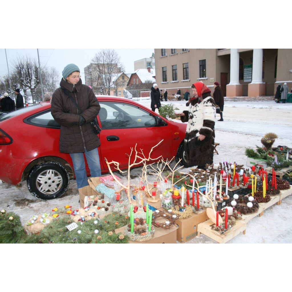Trešdien, jau rīta pusē, Valkas centrā – Lugažu laukumā, rosījās liels un mazs, jo notika pirmais Ziemassvētku zemnieku tirdziņš. Tie, kuri vēl nebija paguvuši iegādāties dāvaniņas mīļajiem, to varēja izdarīt. Tirgotāji pircējiem bija...
Autors: Inga Karpova
