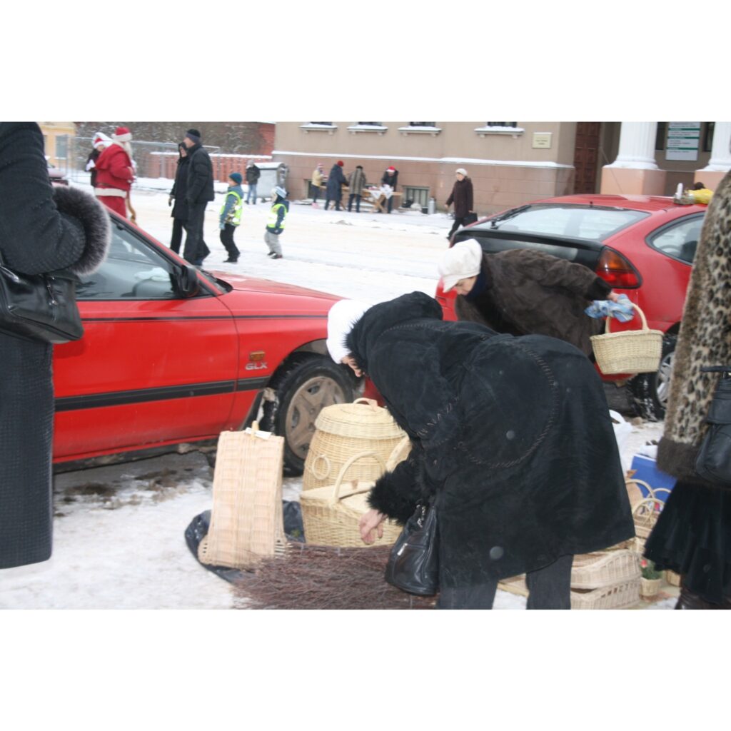 Trešdien, jau rīta pusē, Valkas centrā – Lugažu laukumā, rosījās liels un mazs, jo notika pirmais Ziemassvētku zemnieku tirdziņš. Tie, kuri vēl nebija paguvuši iegādāties dāvaniņas mīļajiem, to varēja izdarīt. Tirgotāji pircējiem bija...
Autors: Inga Karpova