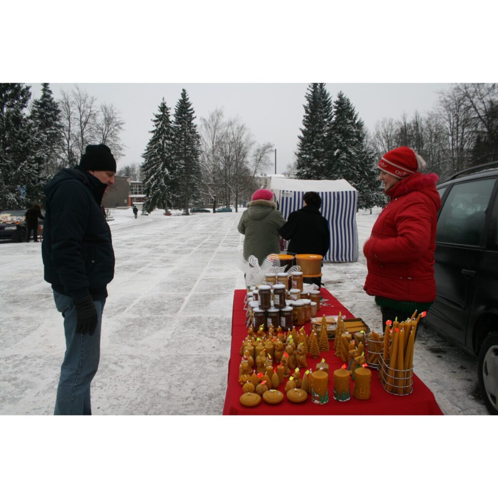 Trešdien, jau rīta pusē, Valkas centrā – Lugažu laukumā, rosījās liels un mazs, jo notika pirmais Ziemassvētku zemnieku tirdziņš. Tie, kuri vēl nebija paguvuši iegādāties dāvaniņas mīļajiem, to varēja izdarīt. Tirgotāji pircējiem bija...
Autors: Inga Karpova