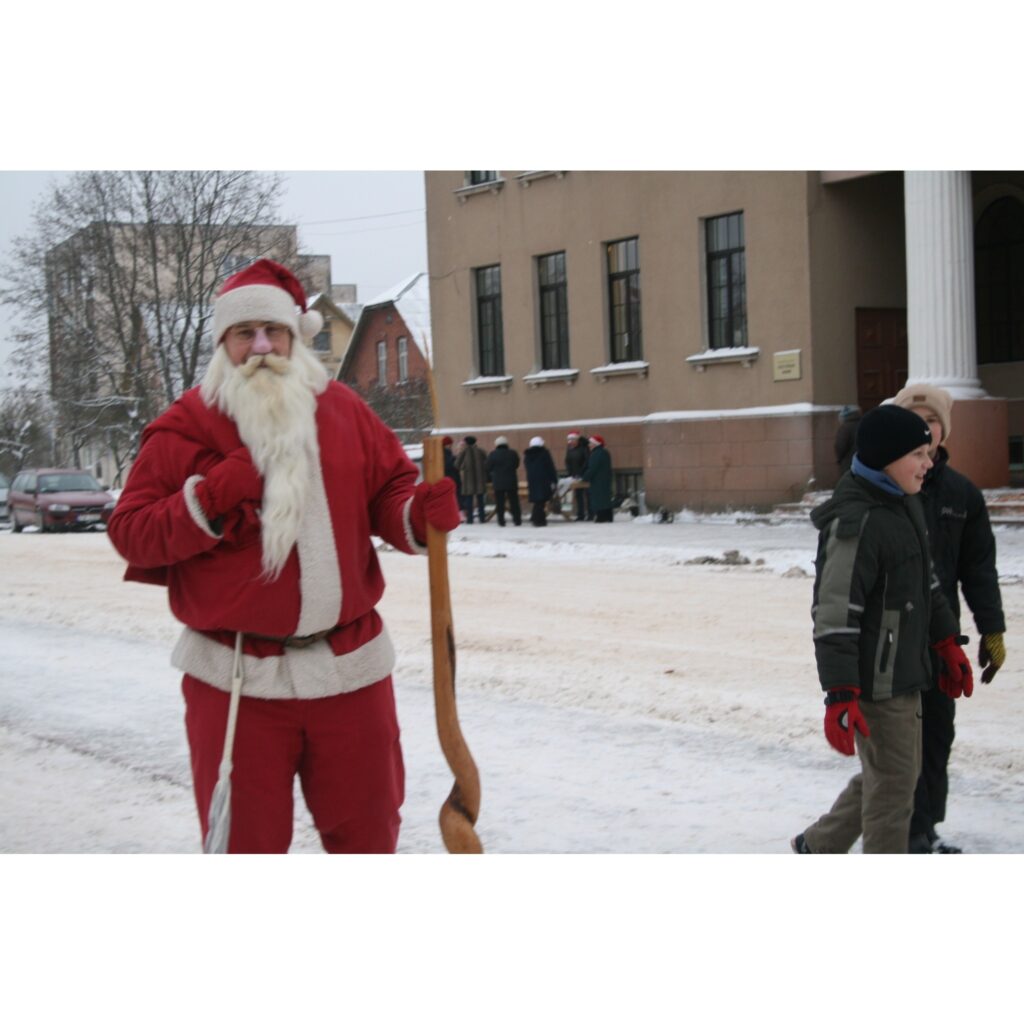 Trešdien, jau rīta pusē, Valkas centrā – Lugažu laukumā, rosījās liels un mazs, jo notika pirmais Ziemassvētku zemnieku tirdziņš. Tie, kuri vēl nebija paguvuši iegādāties dāvaniņas mīļajiem, to varēja izdarīt. Tirgotāji pircējiem bija...
Autors: Inga Karpova