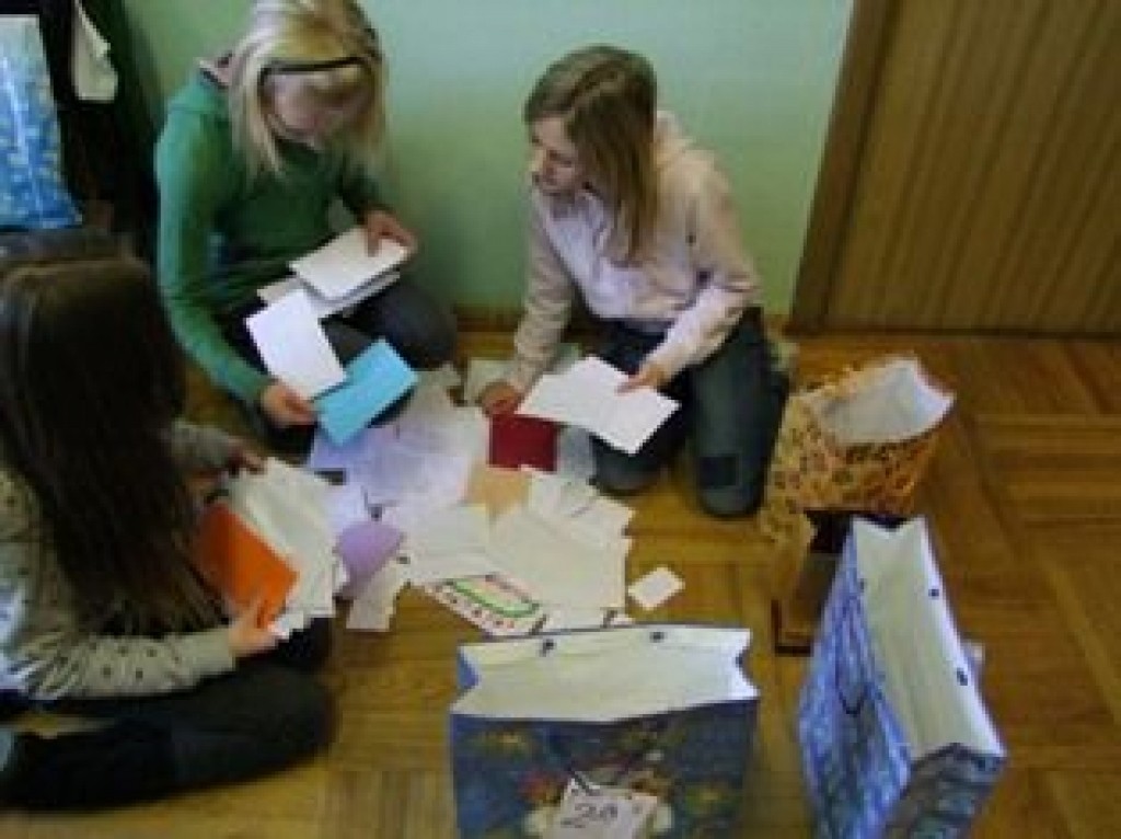 Čaklie vēstuļu rūķi šķiro vēstules vai katru dienu, jo kaste pildās ļoti ātri
Autors: Inga Jurciņa